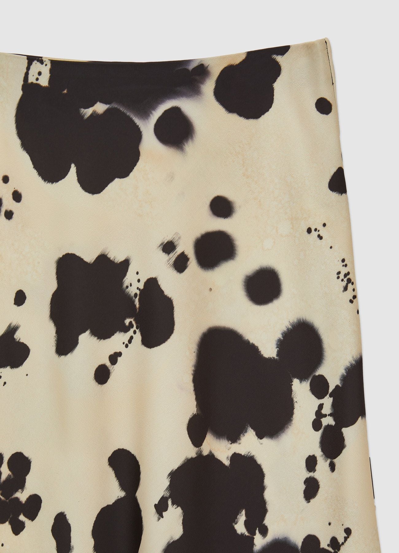 Pantalón largo con estampado animal y corte acampanado