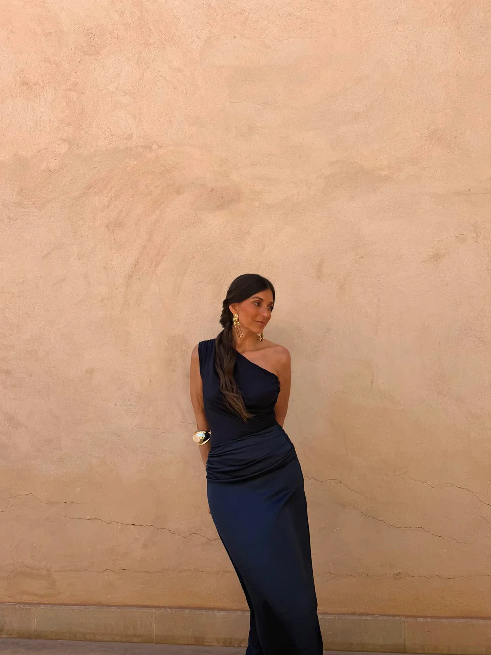 Vestido Liso de Satén con Hombro Descubierto