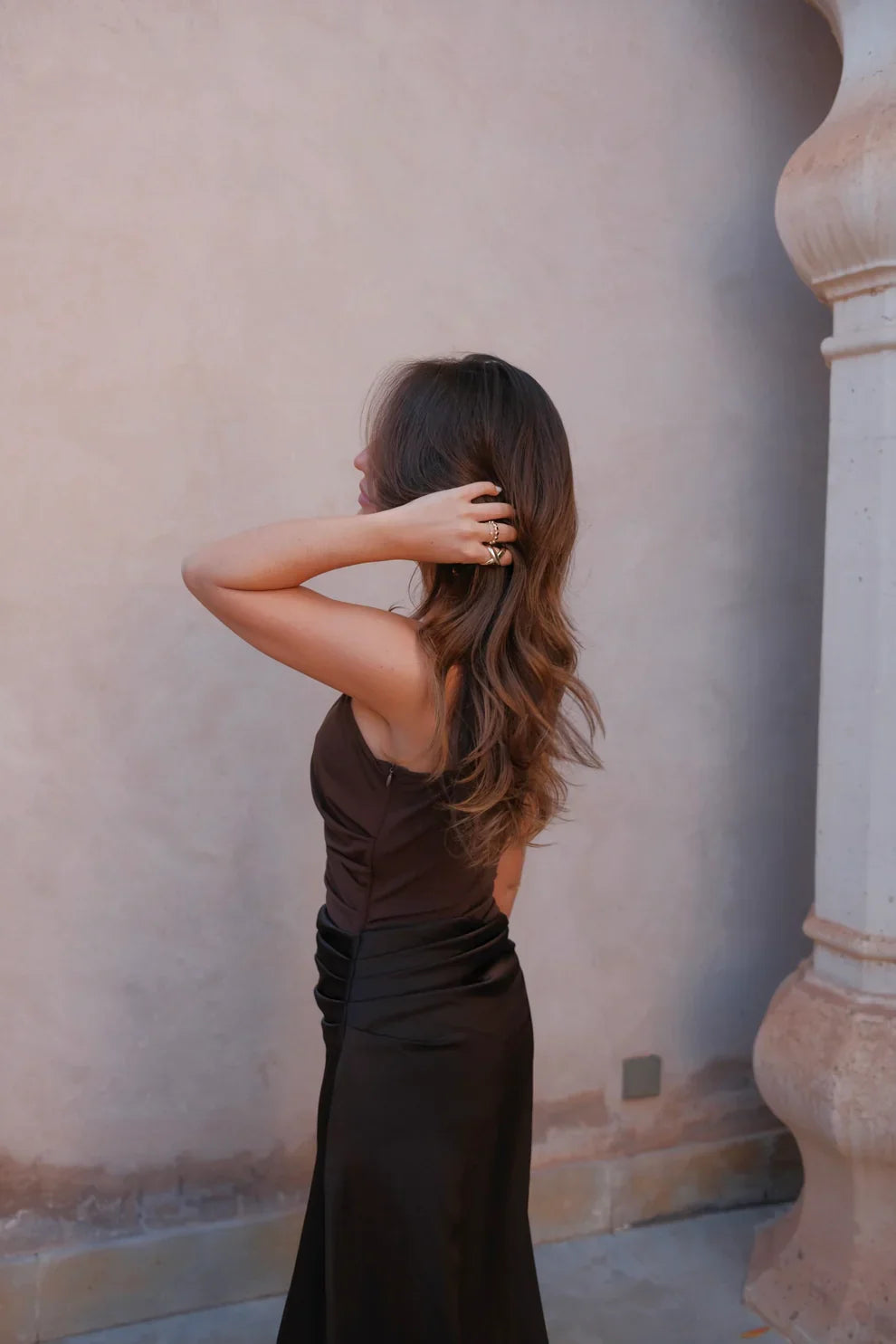 Vestido Liso de Satén con Hombro Descubierto