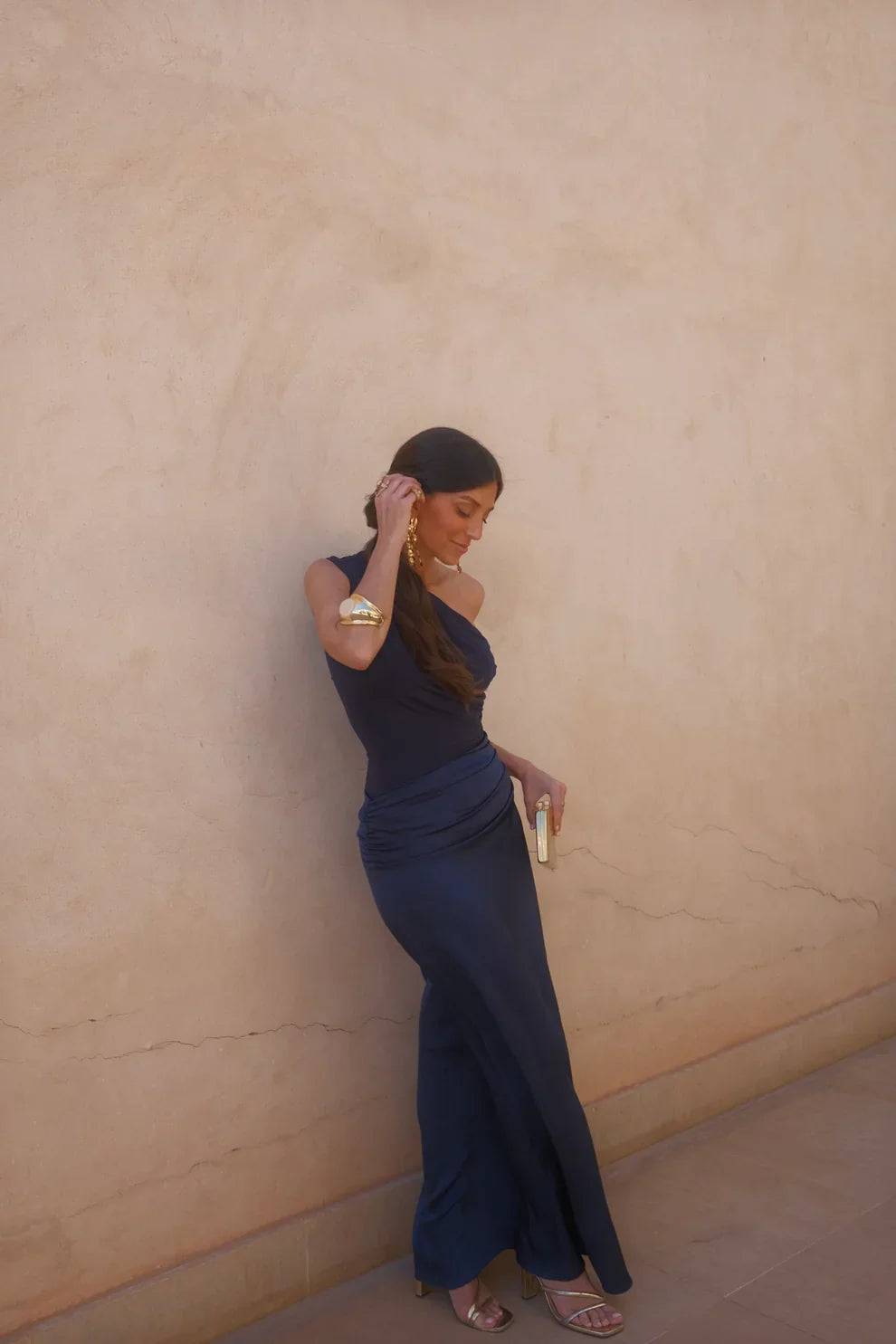 Vestido Liso de Satén con Hombro Descubierto