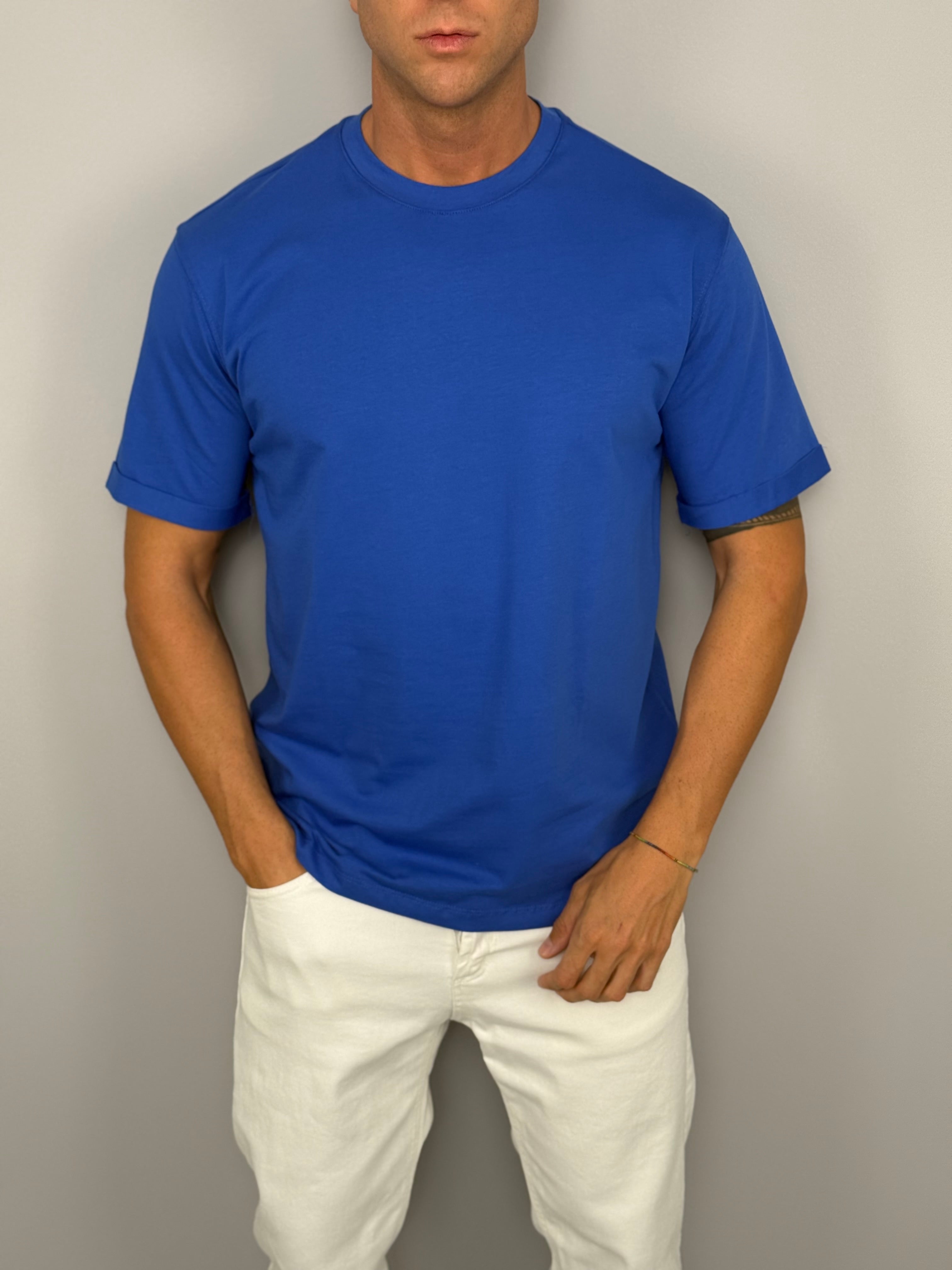 CAMISETA MODERNA CON CUELLO VOLANTE