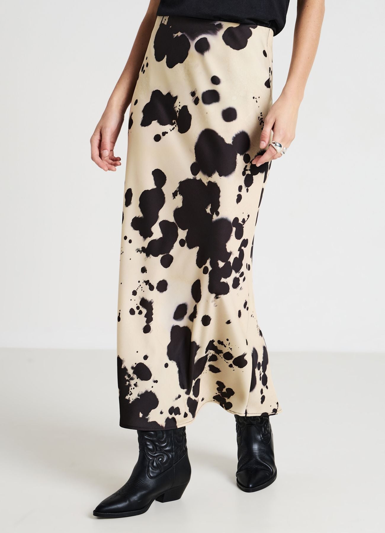 Pantalón largo con estampado animal y corte acampanado