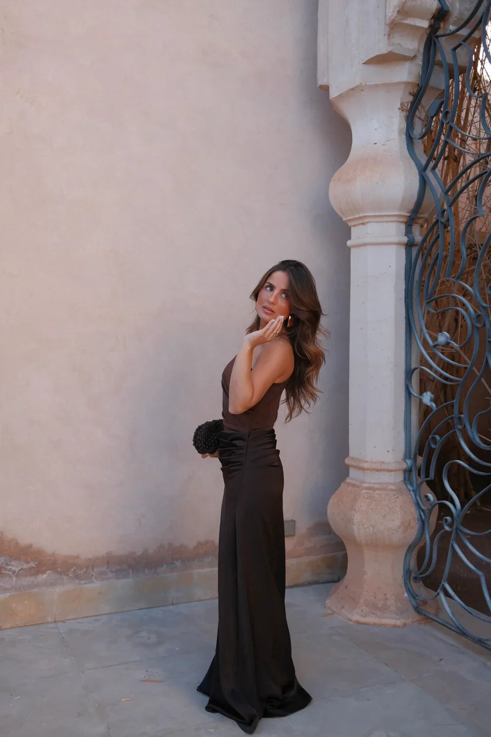 Vestido Liso de Satén con Hombro Descubierto