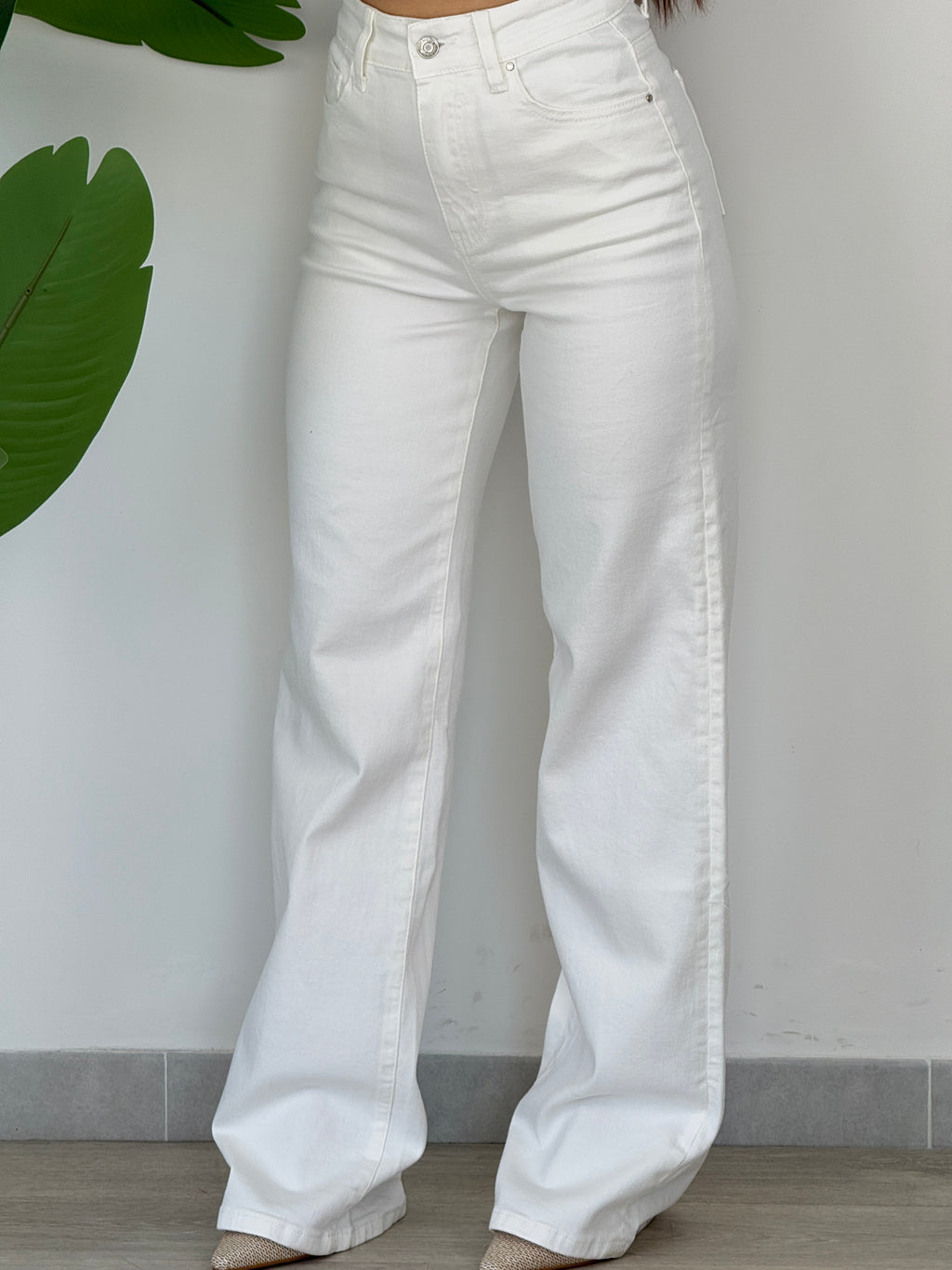 Vaqueros blancos de corte ancho
