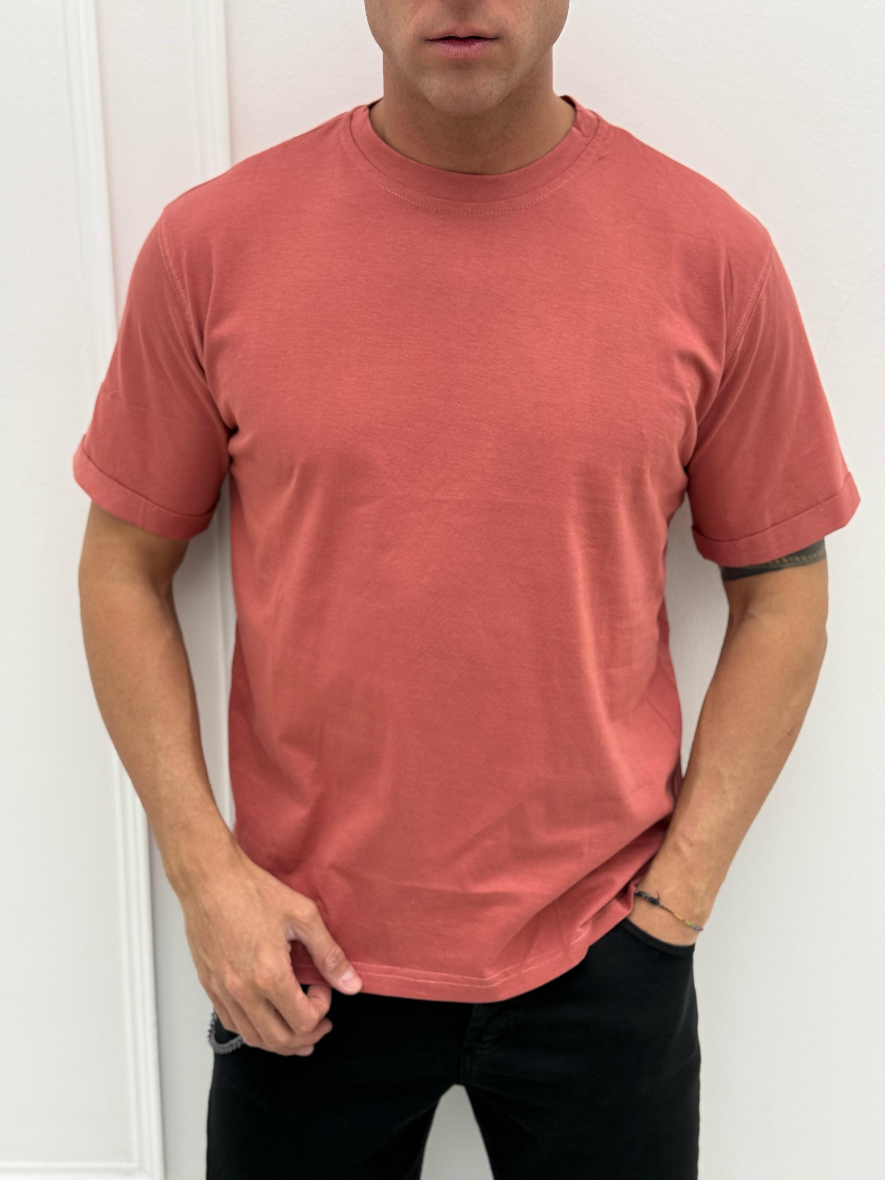 CAMISETA MODERNA CON CUELLO VOLANTE