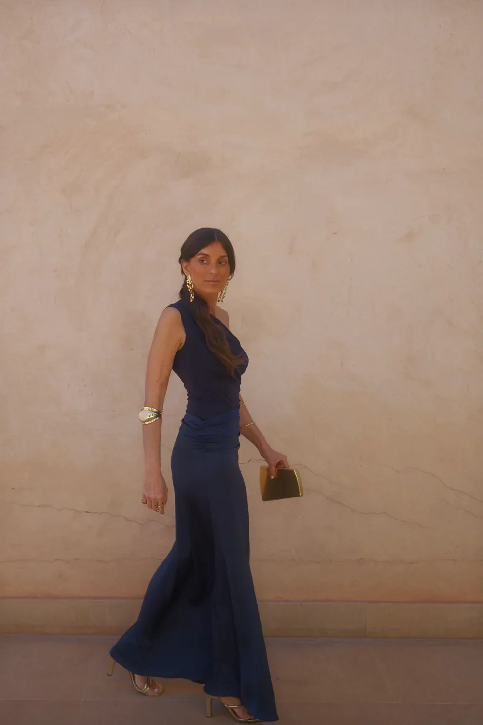 Vestido Liso de Satén con Hombro Descubierto
