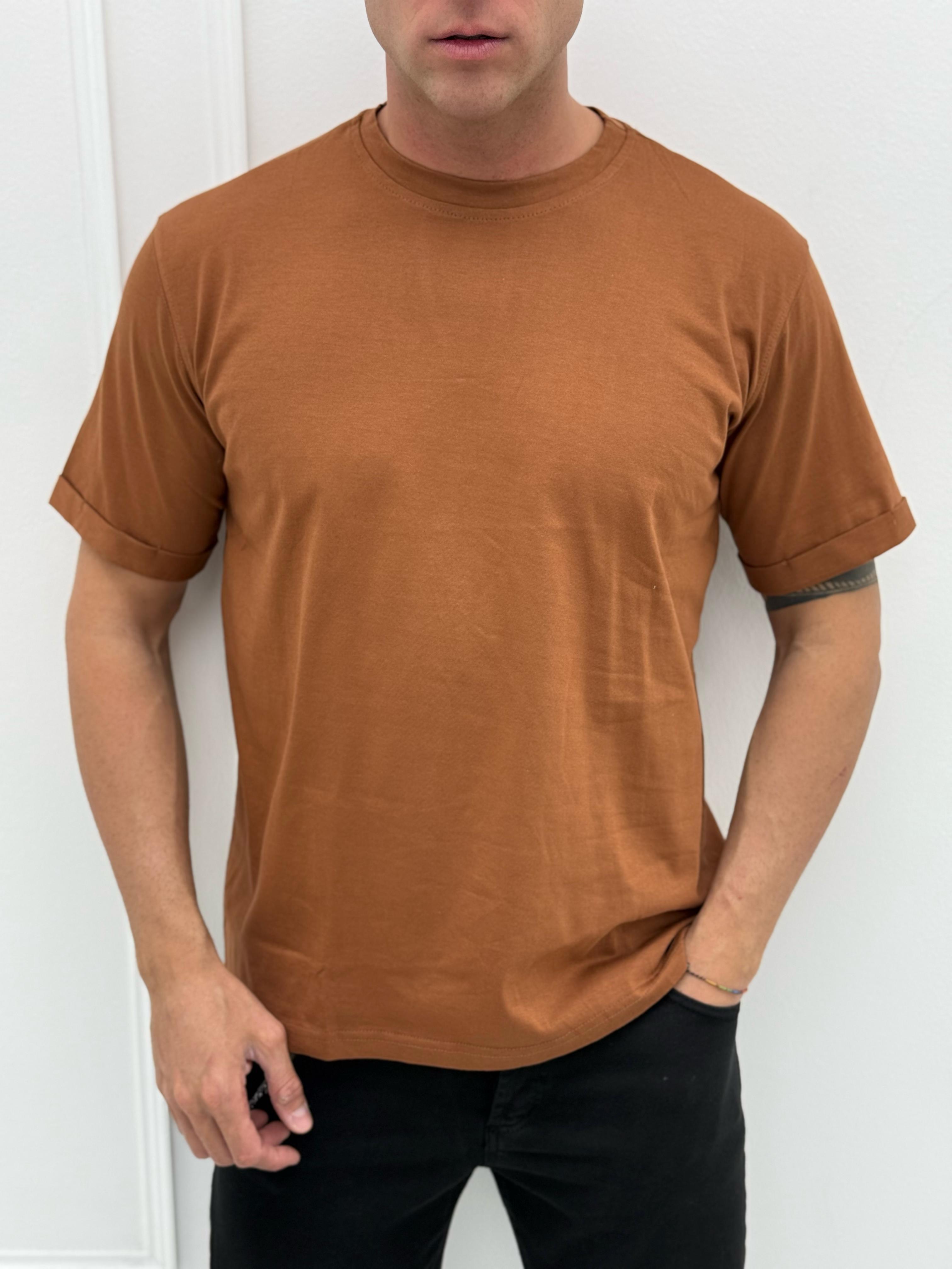 CAMISETA MODERNA CON CUELLO VOLANTE