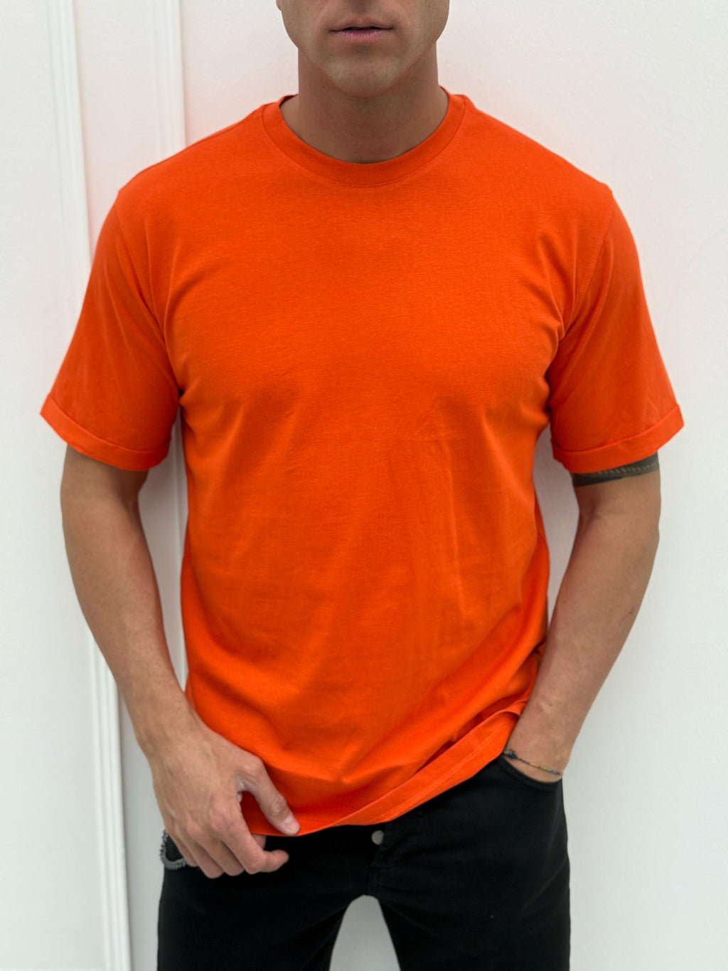 CAMISETA MODERNA CON CUELLO VOLANTE