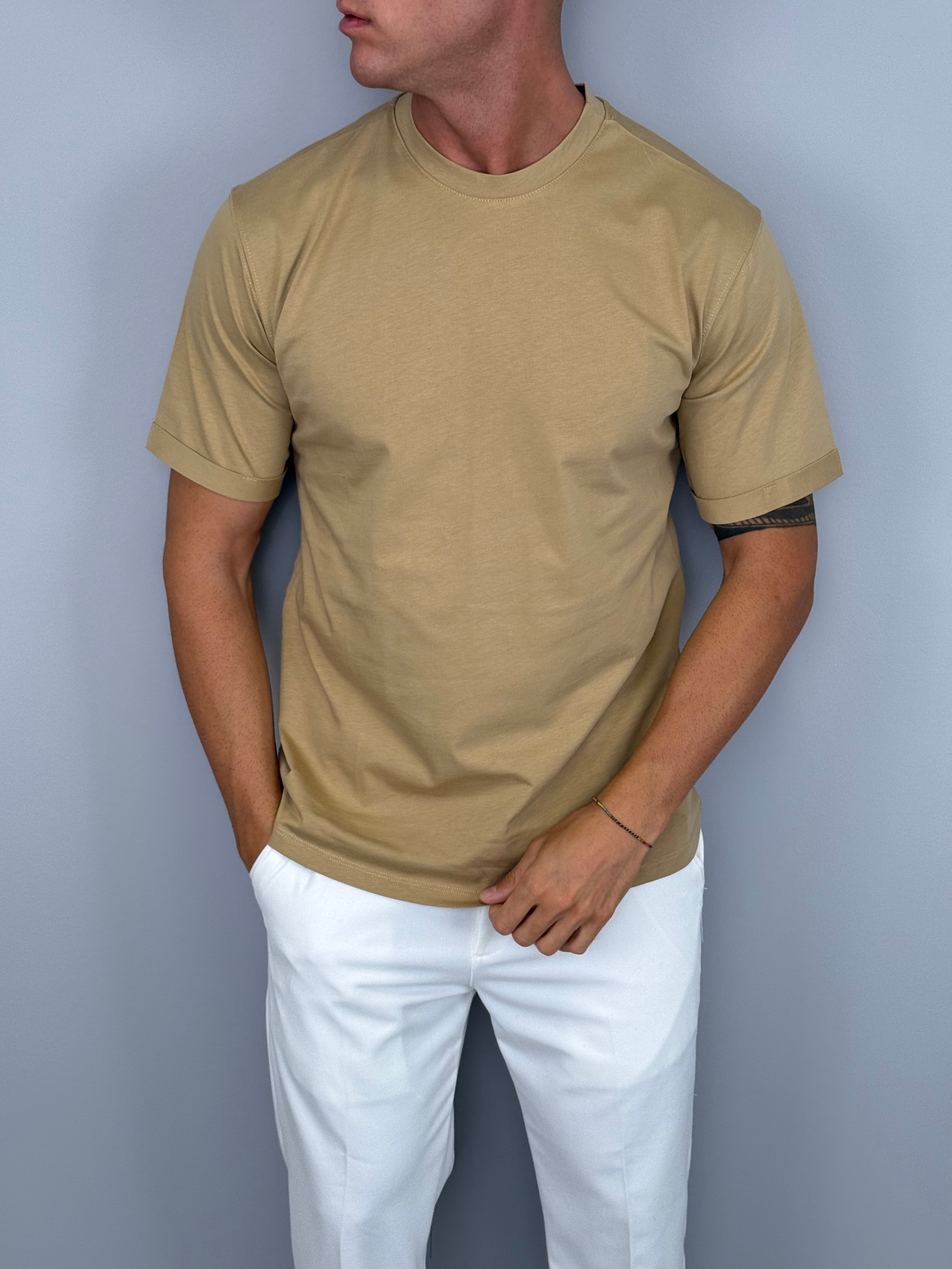 CAMISETA MODERNA CON CUELLO VOLANTE