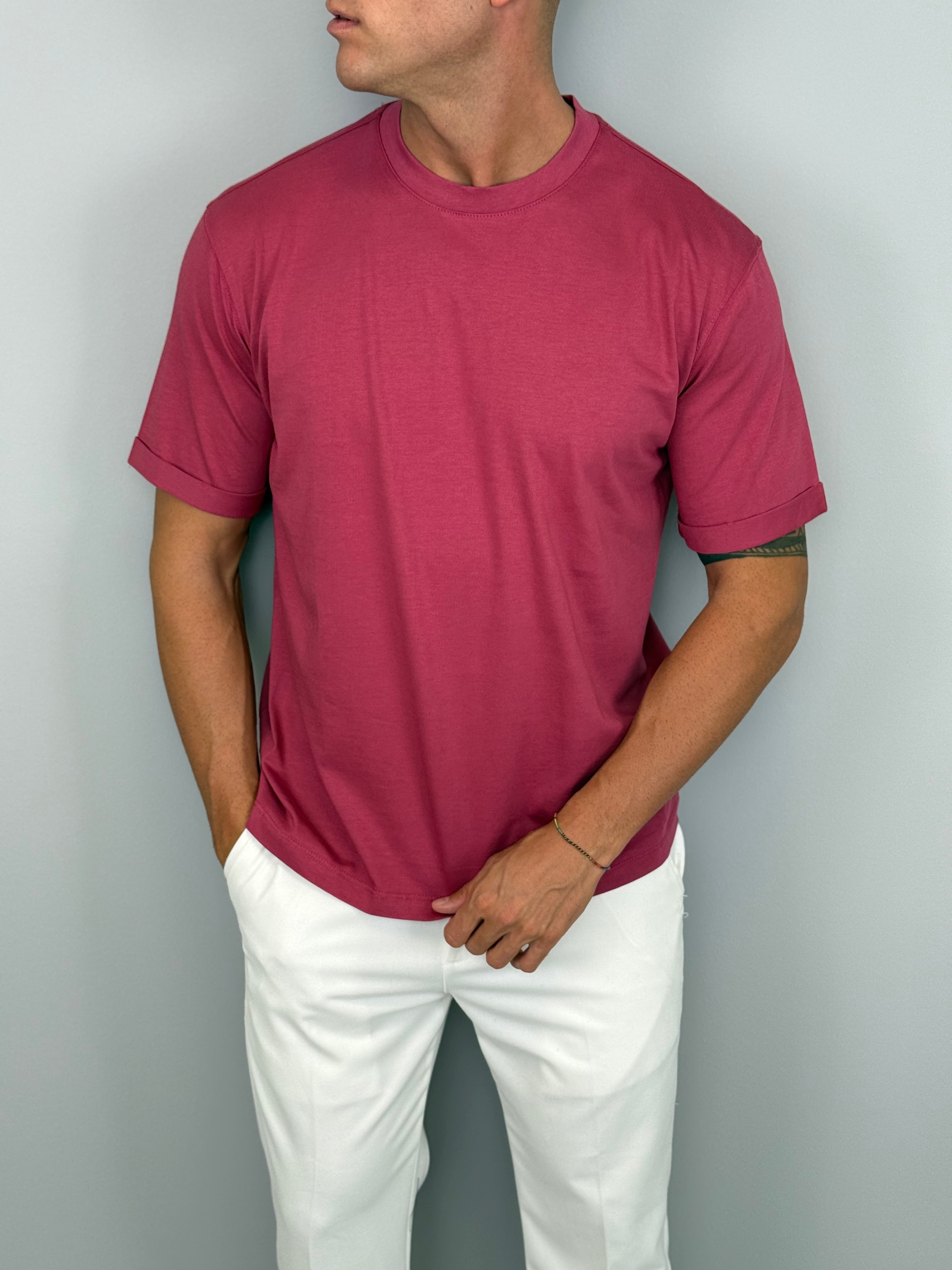CAMISETA MODERNA CON CUELLO VOLANTE