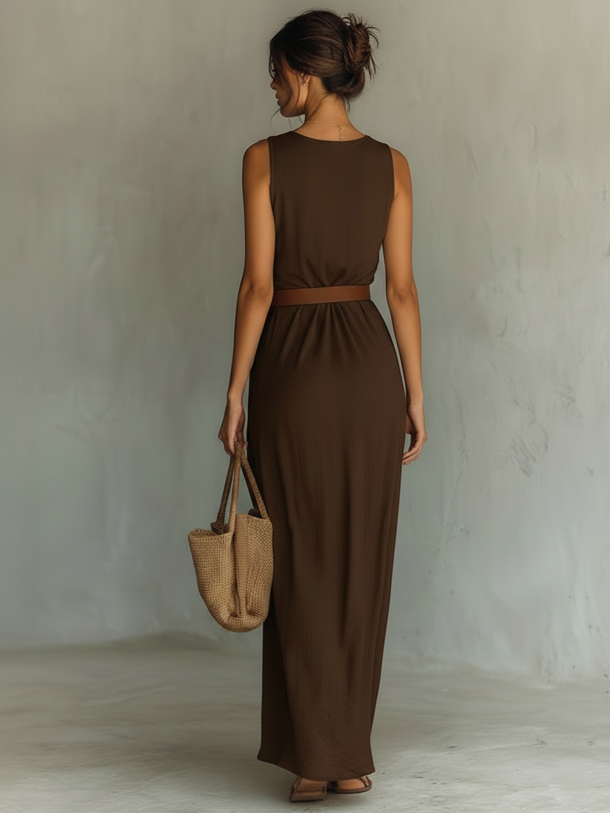 Vestido largo sin mangas con cuello vuelto y cinturón