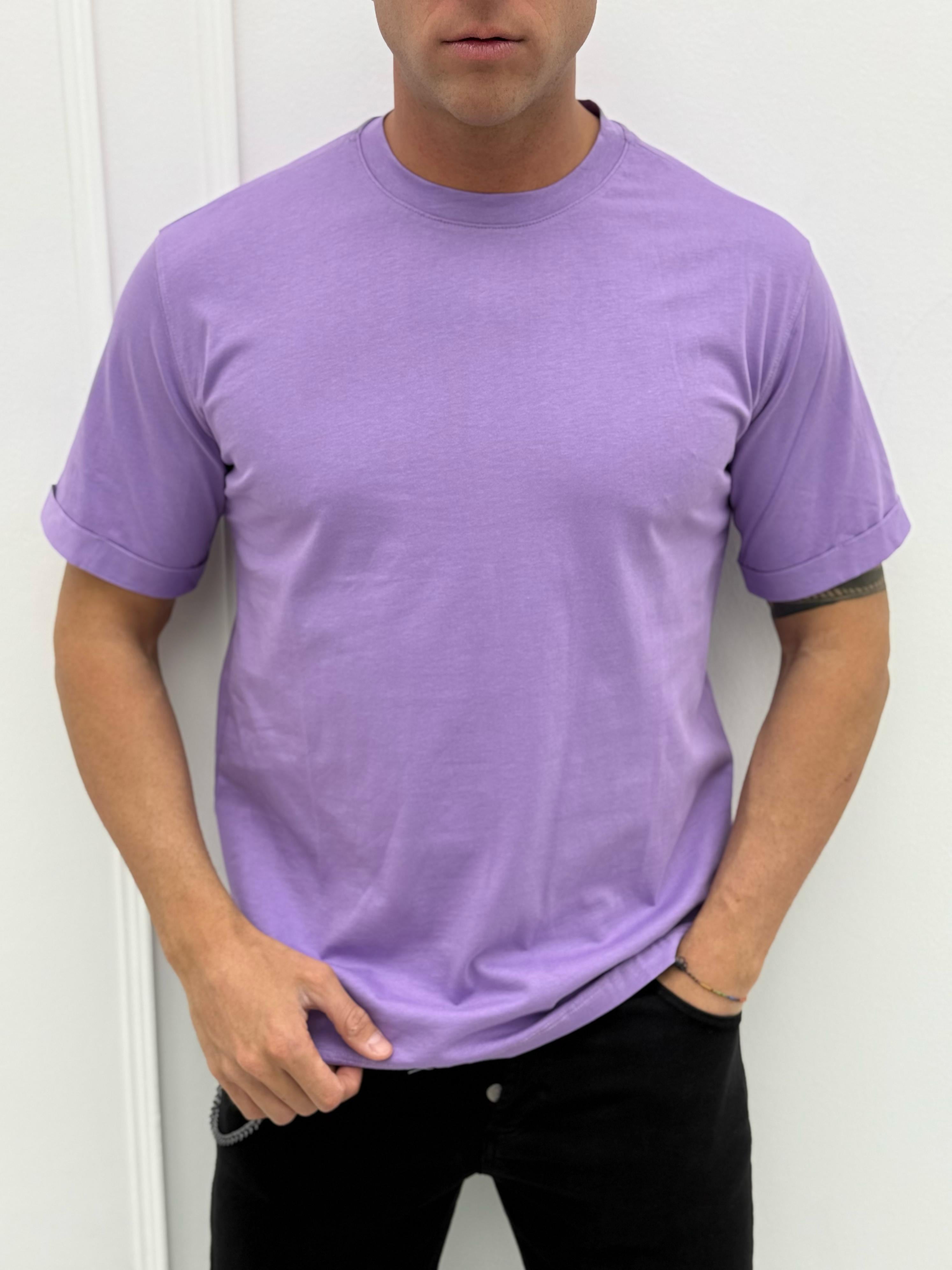 CAMISETA MODERNA CON CUELLO VOLANTE