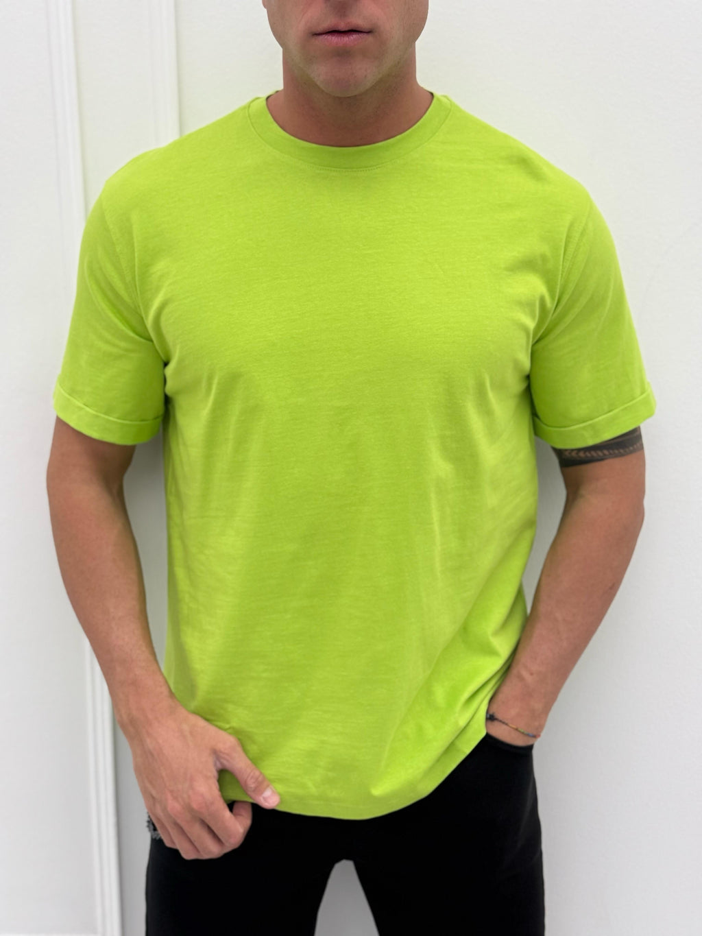CAMISETA MODERNA CON CUELLO VOLANTE