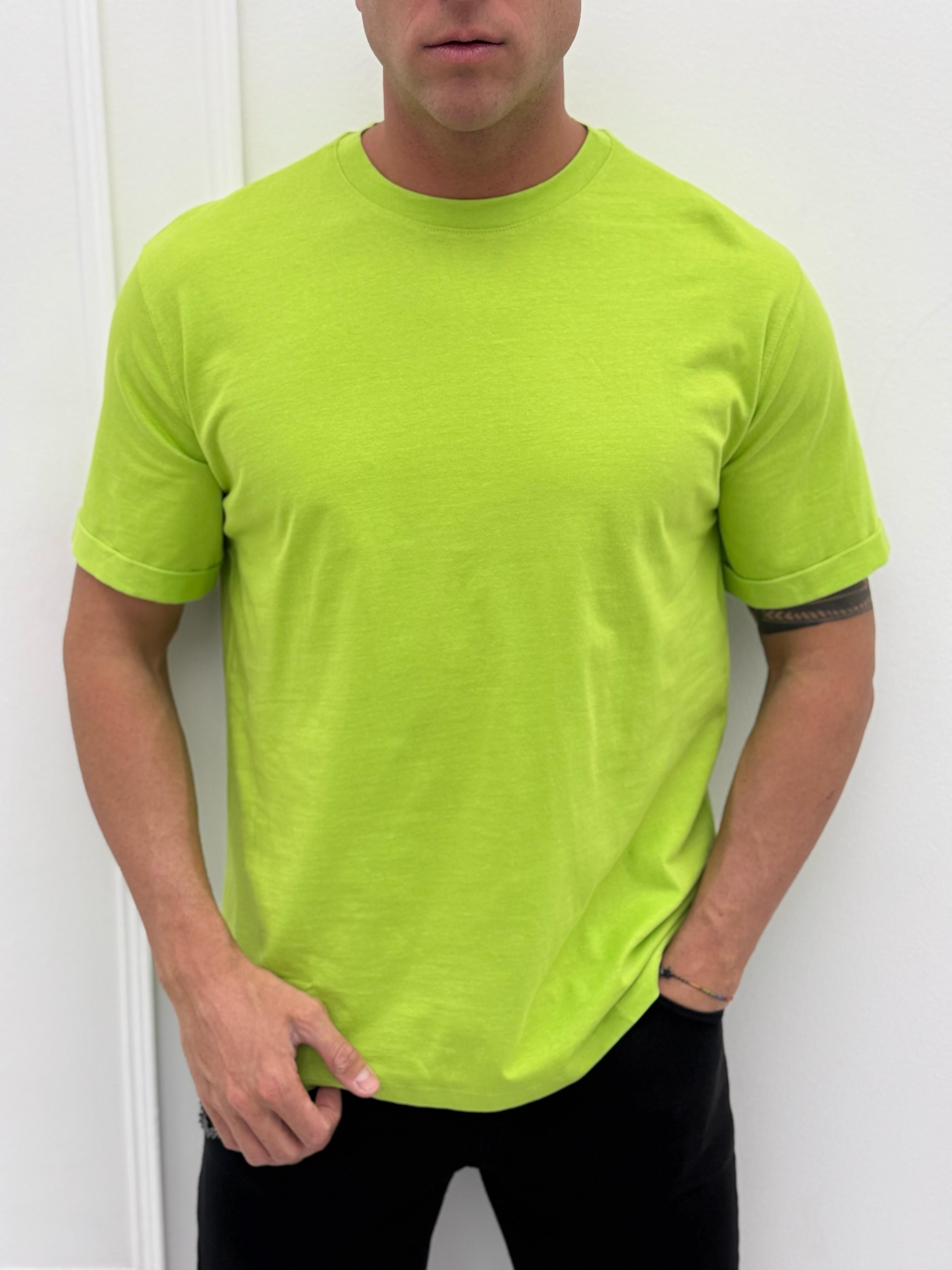 CAMISETA MODERNA CON CUELLO VOLANTE