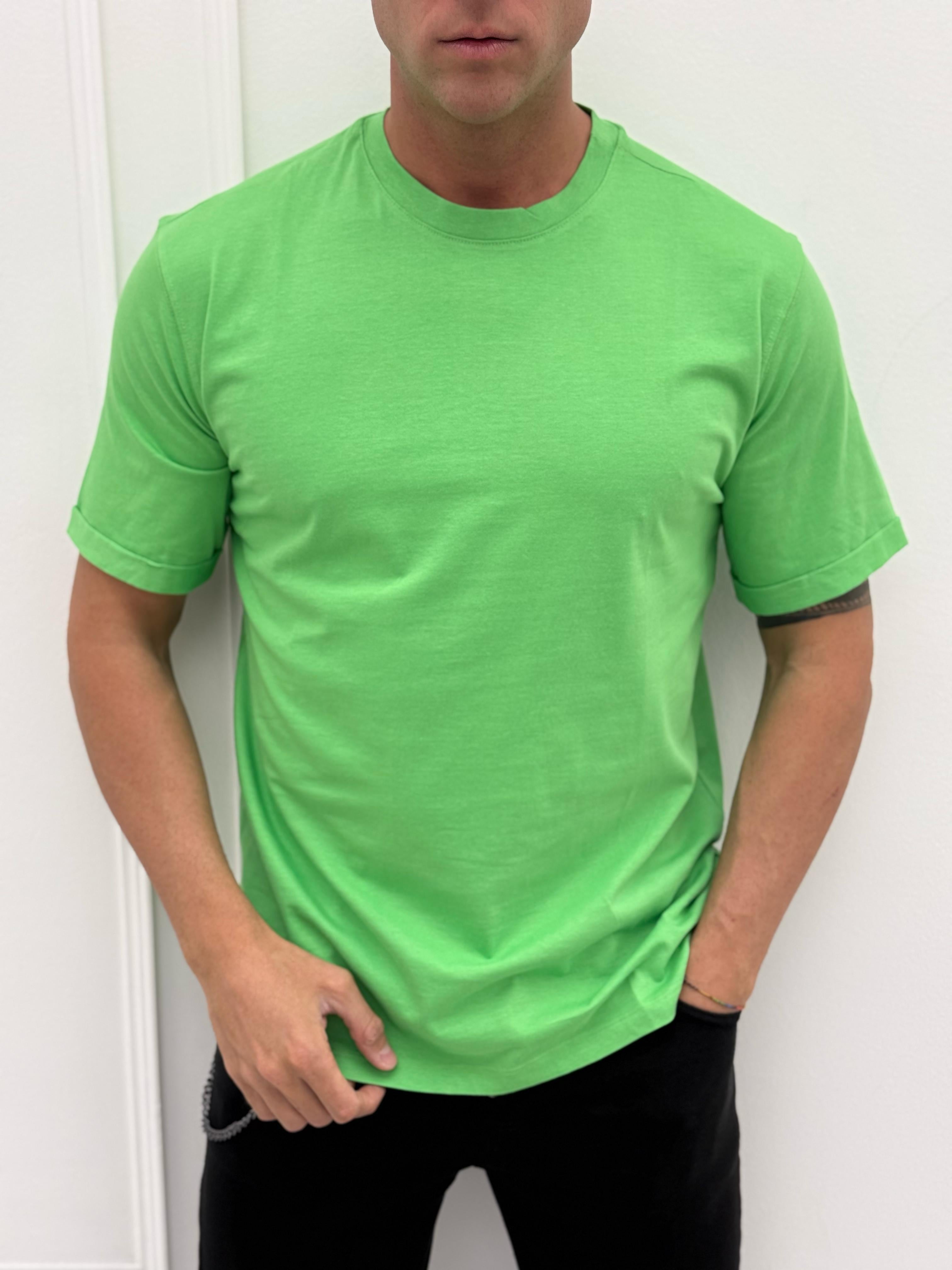 CAMISETA MODERNA CON CUELLO VOLANTE
