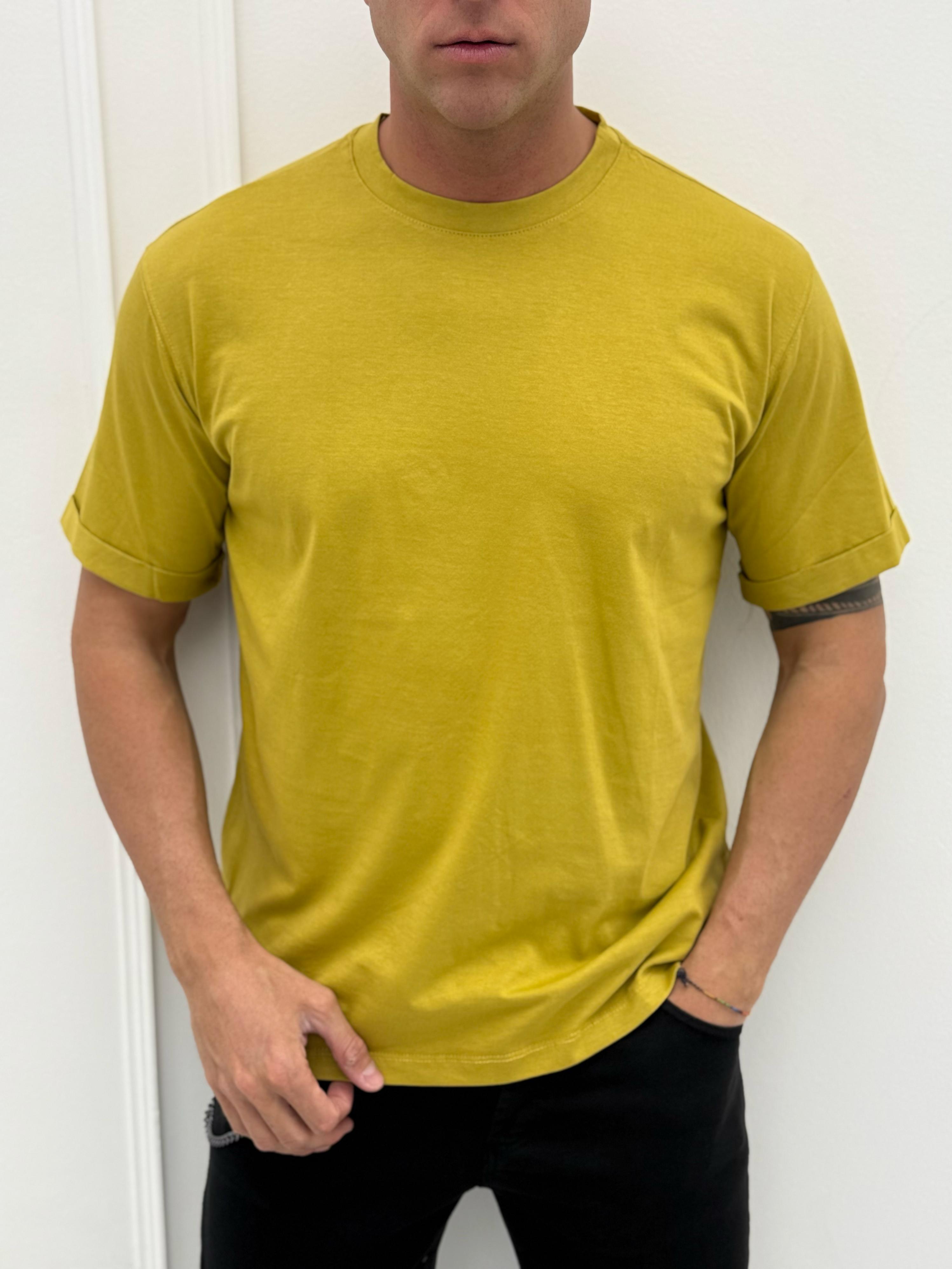 CAMISETA MODERNA CON CUELLO VOLANTE