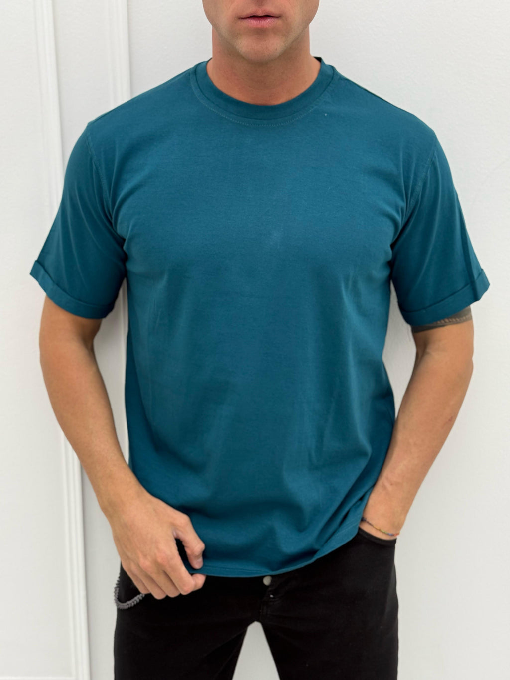 CAMISETA MODERNA CON CUELLO VOLANTE