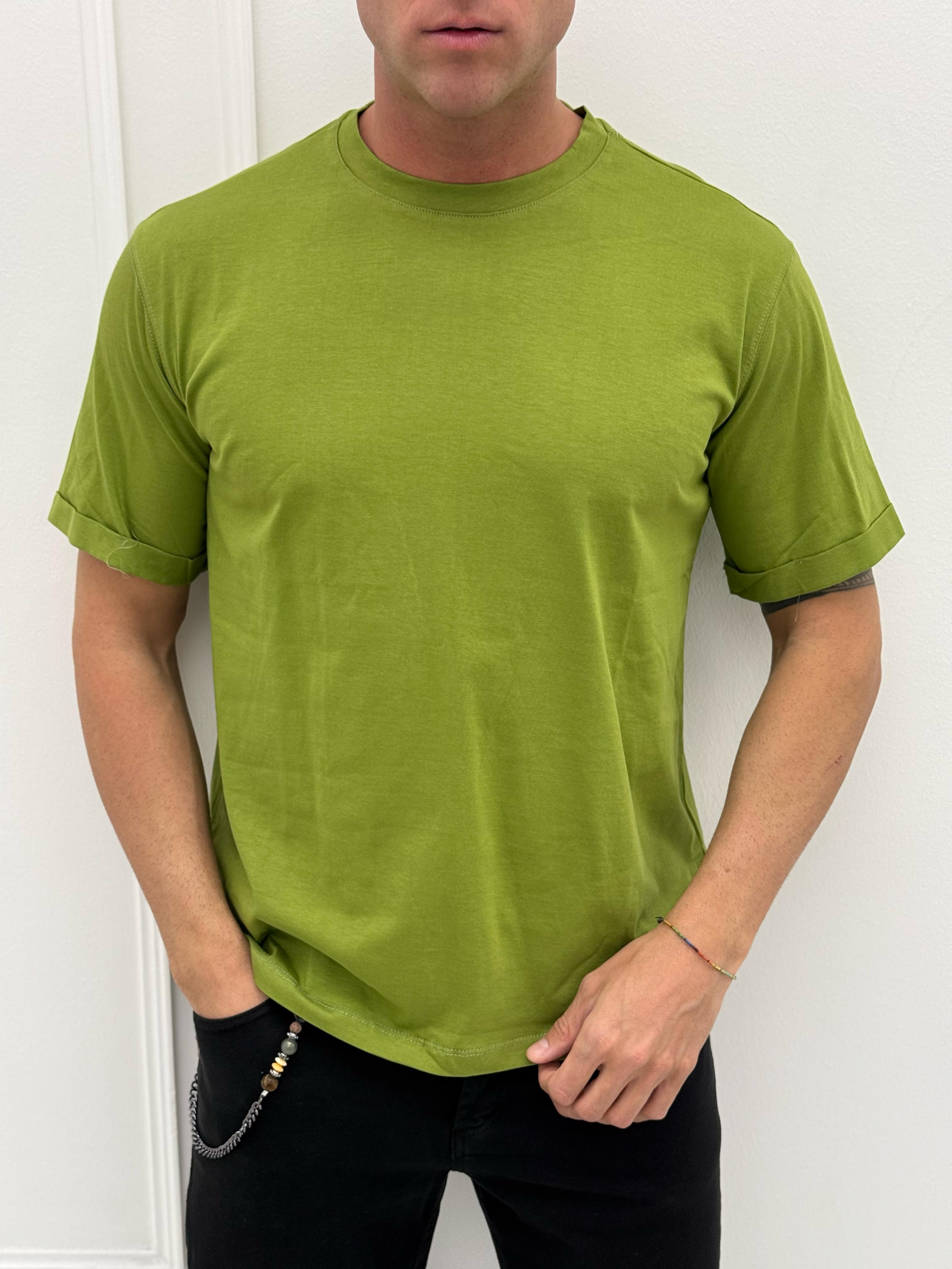 CAMISETA MODERNA CON CUELLO VOLANTE