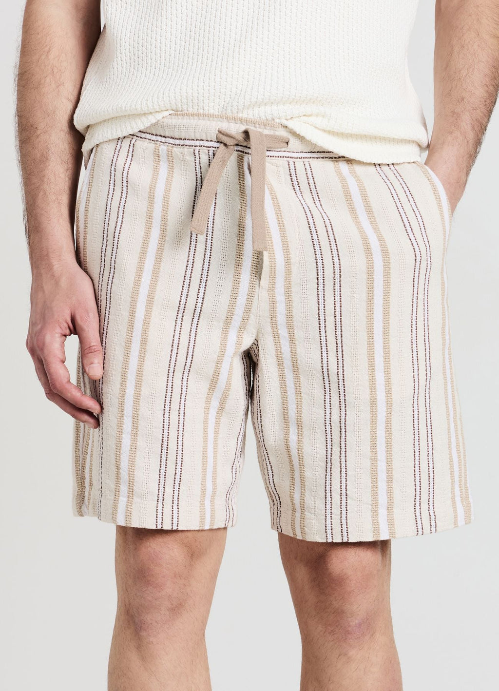 Pantalón corto a rayas