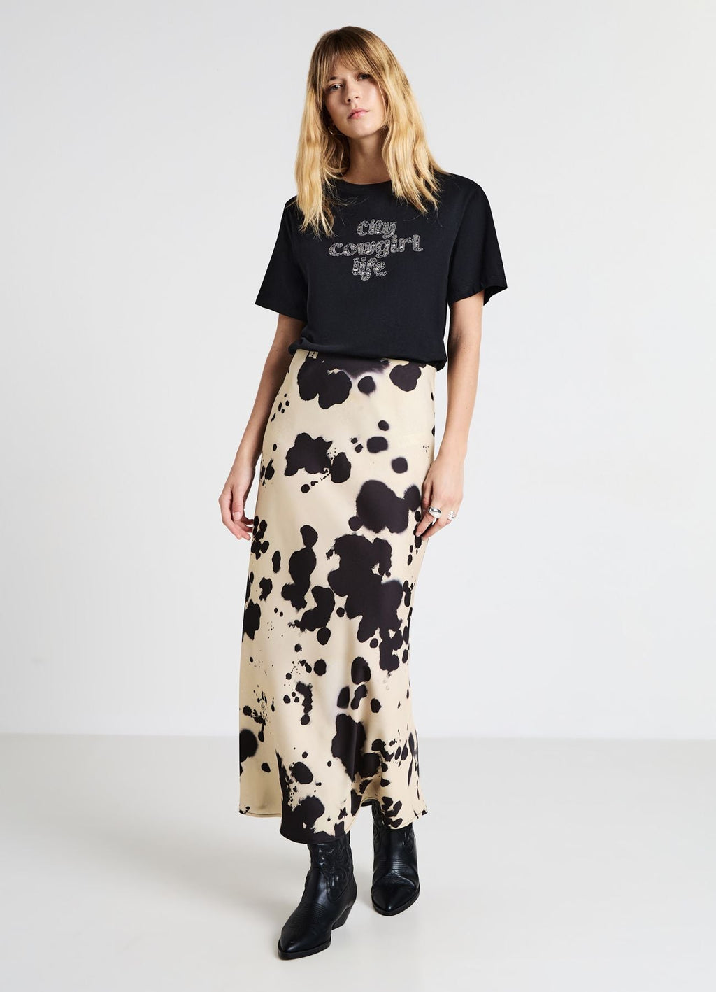 Pantalón largo con estampado animal y corte acampanado