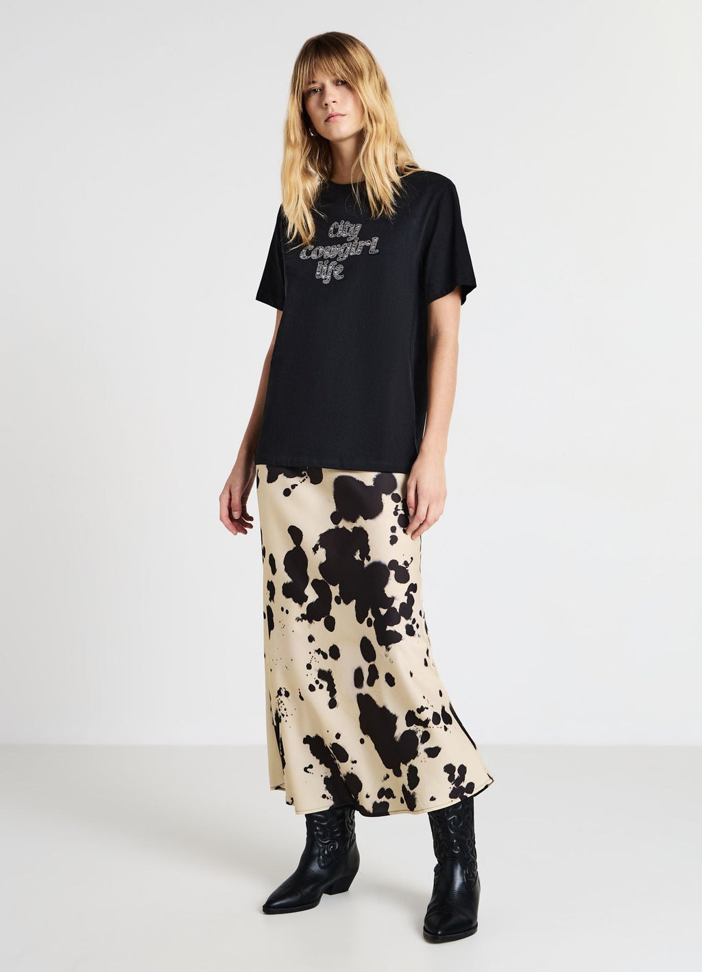 Pantalón largo con estampado animal y corte acampanado