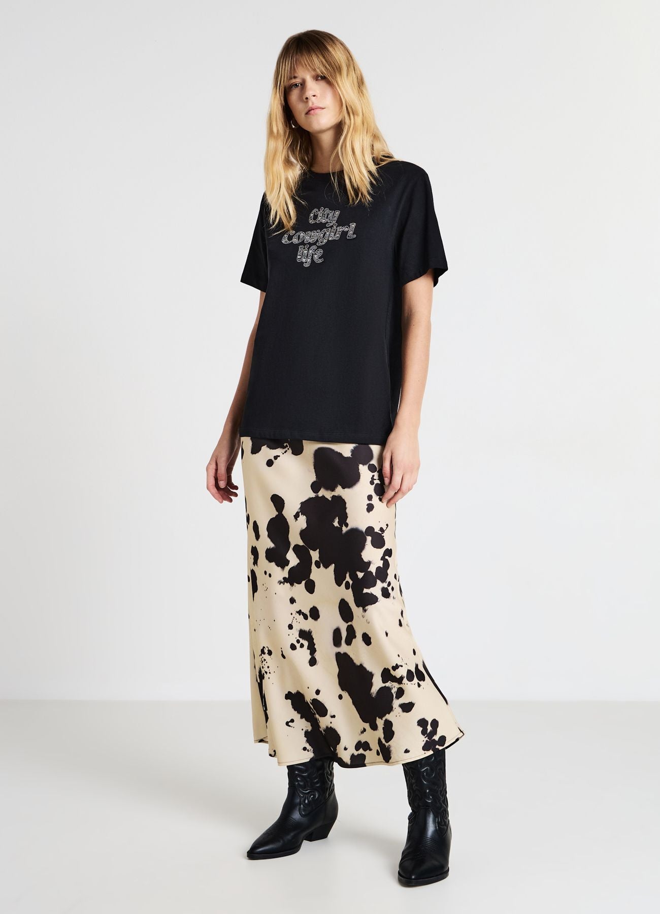 Pantalón largo con estampado animal y corte acampanado