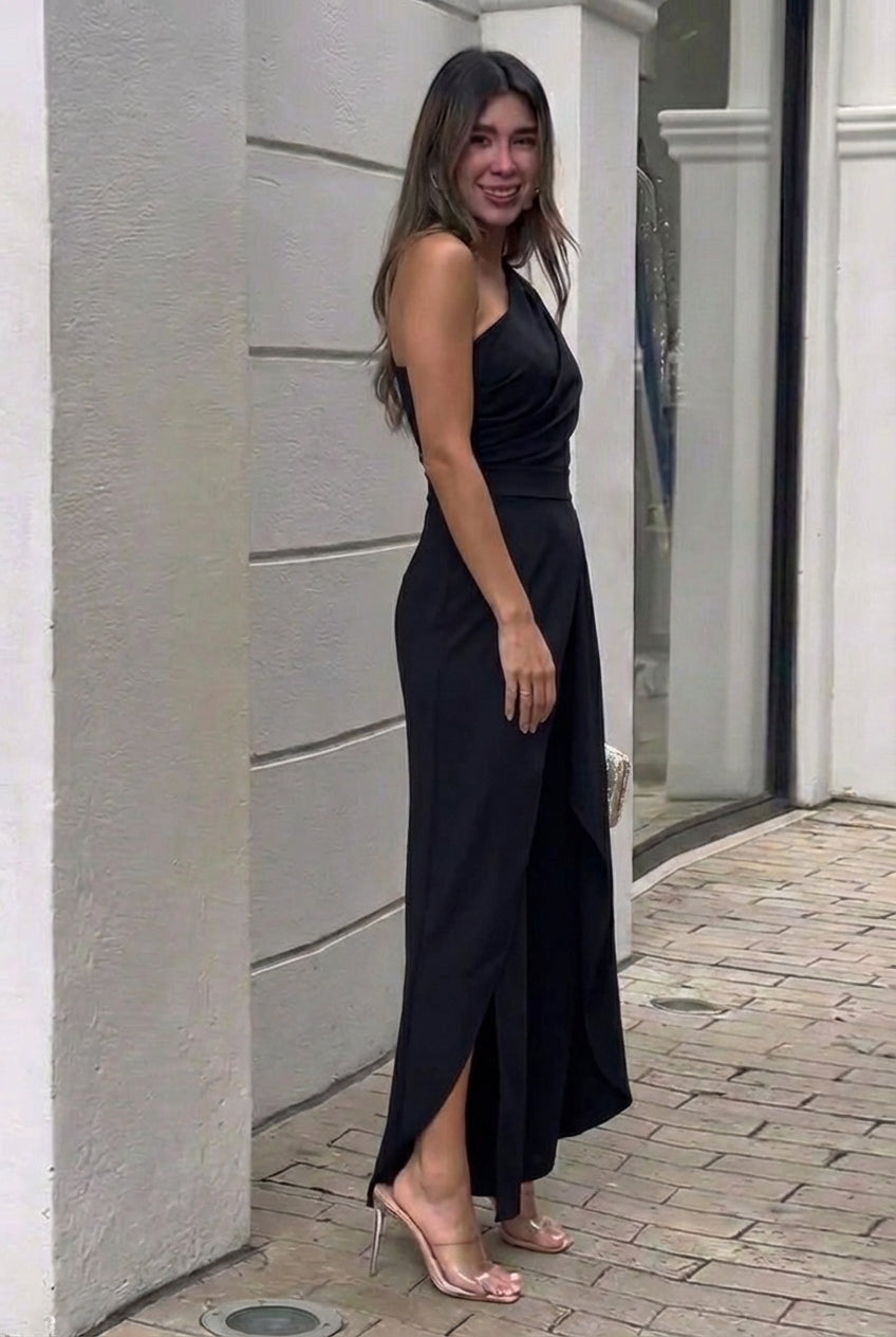 Elegante mono de un solo hombro