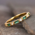 Anillo dorado con circonitas verdes incrustadas