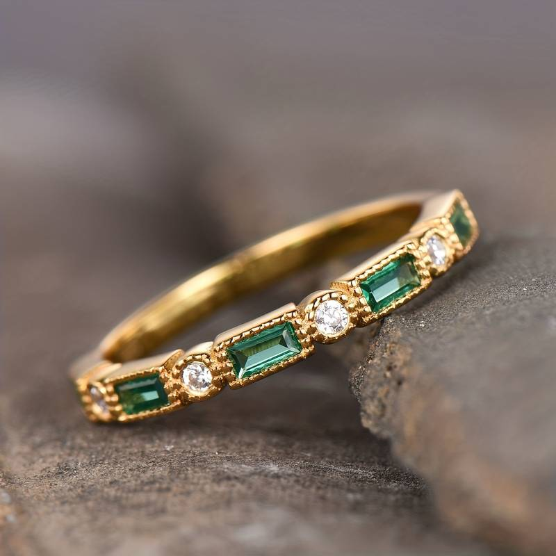 Anillo dorado con circonitas verdes incrustadas